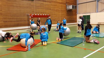 Entraînement des jeunes handballeuses de Pont-à-Mousson, en Meurthe-et-Moselle, en novembre 2018. (CECILIA ARBONA / FRANCE-INFO)