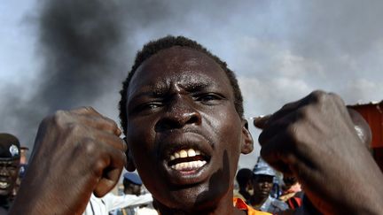 Un homme s'&eacute;nerve apr&egrave;s qu'une frappe a&eacute;rienne de l'arm&eacute;e soudanaise a d&eacute;truit&nbsp;un march&eacute; &agrave; Rubkona (Sud-Soudan), le 23 avril 2012. (GORAN TOMASEVIC / REUTERS)