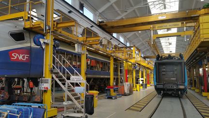 Des trains sont en rénovations au&nbsp;technicentre SNCF de Bischeim (Bas-Rhin),&nbsp;le 21 mars 2019. (RAPHAËL EBENSTEIN / FRANCEINFO)