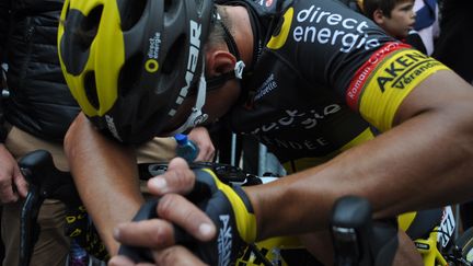 Bryan Coquard après l'arrivée, avec le nouveau maillot de Direct Energie, où l'on peut voir le nom de Romain Guyot.