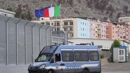 L'Europe a décidé de mettre un tour de vis sur l'immigration, et l'Italie a fait le choix d'externaliser la gestion de ses demandeurs d'asile à l'Albanie.