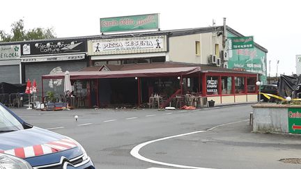 Afin de&nbsp;reconstituer le&nbsp;trajet de la voiture, les gendarmes ont retiré mardi matin les bâches qui occultaient la pizzeria Pizza Cesena, à Sept-Sorts. (MATHIAS NICOLAS / RADIO FRANCE)