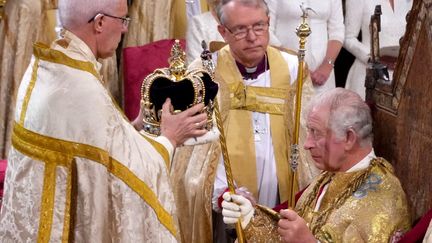 L'archevêque de Canterbury, Justin Welby, dépose la couronne de Saint Edouard sur la tête du roi Charles III dans l'abbaye de Westminster, à Londres (Royaume-Uni), le 6 mai 2023. (VICTORIA JONES / POOL / AFP)