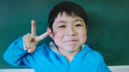 Le petit&nbsp;Yamato Tanooka a été retrouvé vendredi 3 juin 2016 après avoir été abandonné par ses parents dans&nbsp;une forêt du nord du Japon. (JIJI VIA ELEMENTARY SCHOOL OF HOKUTO / AFP)