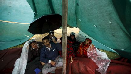 Une famille de sinistr&eacute;es de Katmandou sous la pluie (N&eacute;pal), le 28 avril 2015 (NAVESH CHITRAKAR / REUTERS)