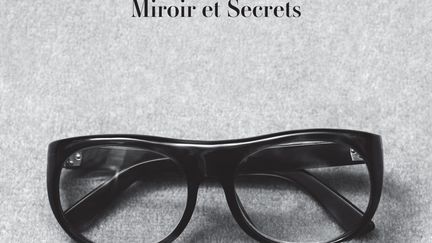 Cet ouvrage dévoile toutes les étapes du processus de création des collections haute couture Yves Saint Laurent. C'est la première fois que sont révélés les secrets du studio d’un couturier. C'est une invitation au coeur de l’esprit du créateur, là où tout s’est joué, où l’oeuvre et l’artiste se sont construits. On y rejoint le couturier au plus intime de sa démarche créatrice. Entrouvrir la porte du studio est le sésame initiatique qui permet d’approcher au plus près le mystère Saint Laurent. Illustré d’une quarantaine de documents inédits, c'est une nouvelle manière de découvrir cet homme à travers l’envers du décor. Le studio d'Yves Saint Laurent - Miroir et secrets de Jéromine Savignon. Editions Actes Sud. 18 €
 (Editions Actes Sud)