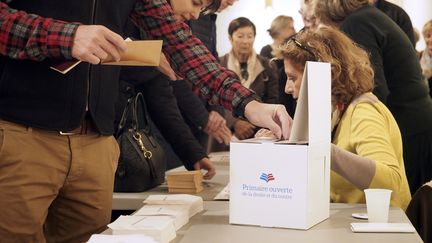 Tous les votants&nbsp;de la primaire de la droite devaient donner deux euros à chaque tour. (RAYMOND ROIG / AFP)