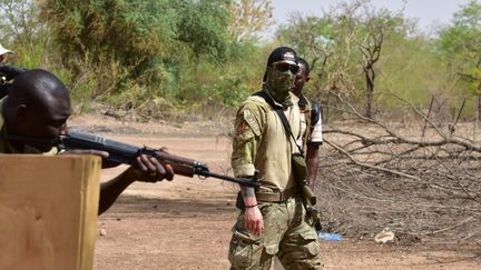 Plusieurs milliers de&nbsp;soldats étrangers ont participé à la formation des troupes du Burkina Faso. Ici en 2018, à Ouagadougou, l'instructeur est autrichien. (ISSOUF SANOGO / AFP)