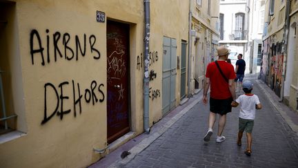 Tag hostile à la plateforme de location de meublé Aiibnb, à Marseille, le 1er août 2023. (PENNANT FRANCK / MAXPPP)