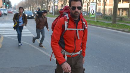 L'ancien trader J&eacute;r&ocirc;me Kerviel arrive &agrave; Mod&egrave;ne (Italie), au cours de sa marche entre Rome &agrave; Paris, mardi 18 mars 2014.&nbsp; (GABRIEL BOUYS / AFP)