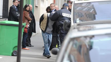 Un homme d'une quarantaine d'ann&eacute;es est arr&ecirc;t&eacute; par la police, le 8 avril 2012 &agrave; Paris. Ce forcen&eacute; a menac&eacute; les policiers et une voisine dans la matin&eacute;e.&nbsp; (YANN FOREIX / MAXPPP)