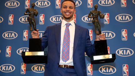 Stephen Curry pose avec ses deux trophées de MVP de la saison (EZRA SHAW / GETTY IMAGES NORTH AMERICA)