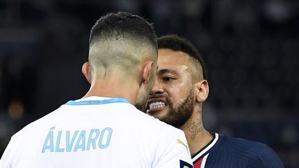 Le Marseillais Alvaro et le Parisien Neymar en pleine friction (JULIEN DE ROSA / EPA)