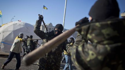 Des membres du groupe paramilitaire&nbsp;Pravy Sektor s'entra&icirc;nent au combat rapproch&eacute; dans le centre de Kiev (Ukraine), le 3 f&eacute;vrier 2014. (DARKO BANDIC/AP/SIPA / AP)