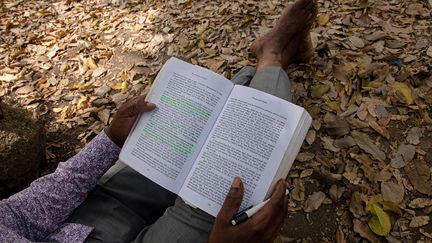 La bible accompagne les croyants dans les transports en commun puis à leur travail. La foi est vécue pour beaucoup comme une identité nationale. (FRANCIS KOKOROKO/REUTERS)