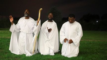 Des membres de l'église chrétienne des apôtres de Muchinjikwa prient à Basildon, le 23 août 2018.&nbsp; (SIMON DAWSON / REUTERS)