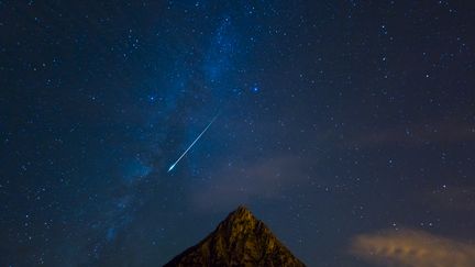 Une météorite observée dans le ciel de Cantabrie (Espagne), le 20 janvier 2016. (JUAN-CARLOS MUNOZ / BIOSPHOTO / AFP)