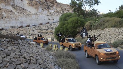 Une colonne de v&eacute;hicules du Conseil consultatif de la jeunesse islamique, &agrave; Derna (Libye), le 3 octobre 2014, apr&egrave;s que le groupe a fait all&eacute;geance &agrave; l'Etat islamique. (REUTERS)