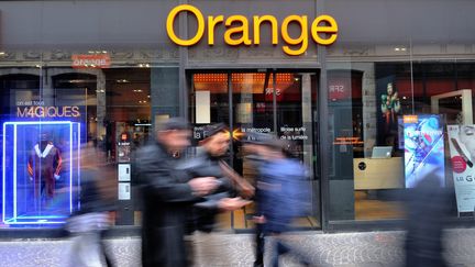 Une boutique Orange &agrave; Lille (Nord), en f&eacute;vrier 2014. (PHILIPPE HUGUEN / AFP)