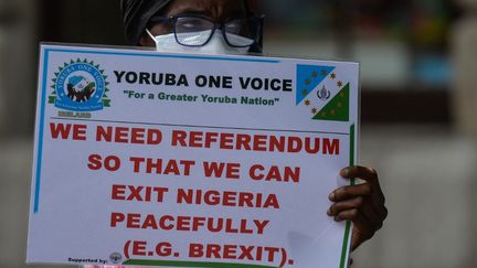 "Nous réclamons un référendum afin de quitter le Nigeria en paix". L'autonomie de la région sud-ouest du Nigeria intéresse même la diaspora qui milite un peu partout dans le monde, comme ici à Dublin, le 12 juin 2021. (ARTUR WIDAK / NURPHOTO)