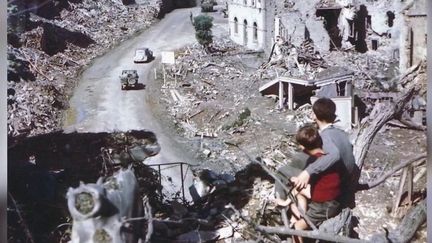 Le 6 juin 1944, les Alliés ont bombardé plusieurs villes normandes pour ralentir les renforts allemands. Parmi elles, Saint-Lô, transformée en ruines et où des civils ont péri.