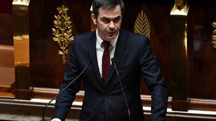 Olivier Véran, le 3 janvier 2022, à la tribune de l'Assemblée nationale, à Paris. (STEPHANE DE SAKUTIN / AFP)