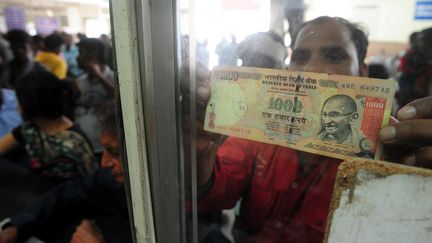 Billet de 1 000 roupies en Inde, à Allahabad, le 9 novembre 2016. (SANJAY KANOJIA / AFP)