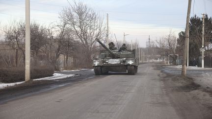 Un char ukrainien dans la région de Bakhmout en Ukraine, le 9 février 2023. (YEVHEN TITOV / ANADOLU AGENCY / AFP)