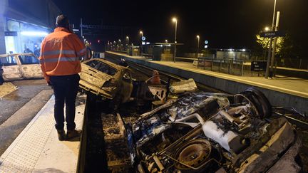 Des dizaines de carcasses de voitures et de palettes ont été incendiées par certaines personnes de la communauté des gens du voyage mardi 20 octobre, à Moirans (Isère). (PHILIPPE DESMAZES / AFP)