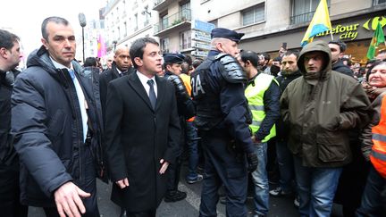 Manuel Valls, ministre de l'Int&eacute;rieur, le 10 janvier 2013 dans le 10e arrondissement de Paris, o&ugrave; trois activistes kurdes ont &eacute;t&eacute; tu&eacute;es la veille. (THOMAS SAMSON / AFP)