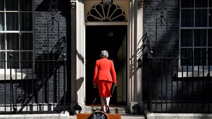 Theresa May franchit la porte du 10, Downing Street, résidence des Premiers ministres britanniques à Londres, après avoir annoncé sa démission prochaine, le 24 mai 2019. (TOBY MELVILLE / REUTERS)