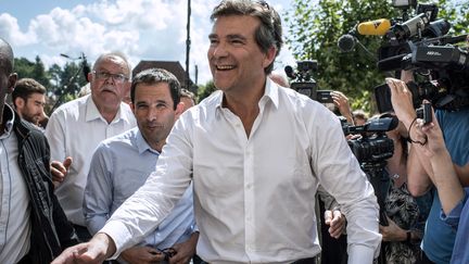 Arnaud Montebourg, le 24 ao&ucirc;t 2014, lors de la f&ecirc;te de la Rose, &agrave; Frangy-en-Bresse (Sa&ocirc;ne-et-Loire), avec Beno&icirc;t Hamon, &agrave; sa droite. (JEFF PACHOUD / AFP)