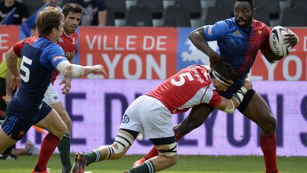 Fulgence Oudreaogo avec l'équipe de France de rugby à VII (JEAN-PHILIPPE KSIAZEK / AFP)