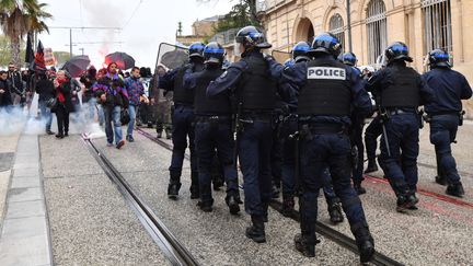 Des policiers face à des manifestants contre le gouvernement, le 14 avril 2018 à Montpellier (Hérault).&nbsp; (PASCAL GUYOT / AFP)