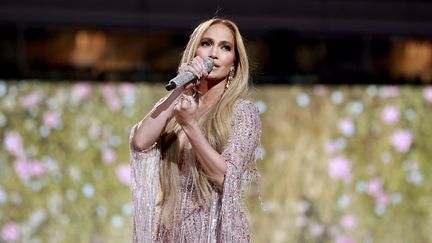 La chanteuse Jennifer Lopez sur scène à&nbsp;Inglewood, près de Los Angeles, pour le concert "Vax Live" (2 mai 2021) (EMMA MCINTYRE / GETTY IMAGES NORTH AMERICA / AFP)