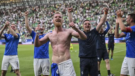 Les joueurs du KÍ Klaksvik célèbrent leur victoire contre les Hongrois de Ferencvaros, à la Groupama Arena de Budapest, le 19 juillet 2023. (TIBOR ILLYES/SIPA)