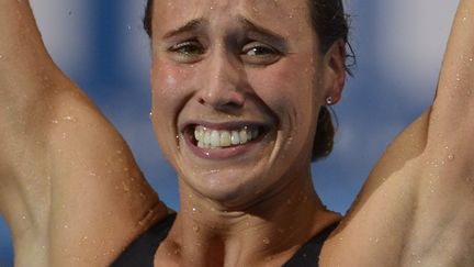 La nageuse danoise&nbsp;Rikke Moller Pedersen ne peut contenir son &eacute;motion apr&egrave;s avoir battu le record du monde du 200 m brasse, aux Mondiaux de Barcelone, le 1er ao&ucirc;t 2013.&nbsp; (FABRICE COFFRINI / AFP)