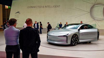 Voiture à hydrogène présentée sur le stand d'Hopium au salon de l'automobile en octobre 2022. (BRUNO LEVESQUE / MAXPPP)