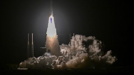 La fusée Vulcan Centaur du groupe industriel ULA décolle de Cap Canaveral, en Floride (Etats-Unis), le 8 janvier 2024. (CHANDAN KHANNA / AFP)