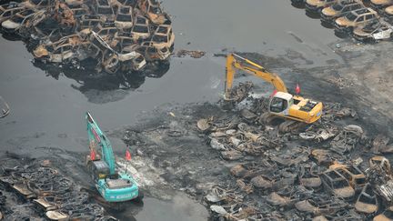 Des machines interviennent jeudi 20 ao&ucirc;t 2015 sur le site industriel de Tianjin, en Chine, ravag&eacute; 8 jours plus t&ocirc;t par de violentes explosions. (WANG QINGQIN / AFP)