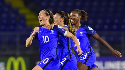 La joie des Françaises après l'égalisation. (TOBIAS SCHWARZ / AFP)