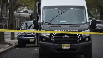 Photo d'illustration de la police de Newark, aux Etats-Unis, sur les lieux d'une fusillade, le 16 avril 2023. (KYLE MAZZA / NURPHOTO / AFP)