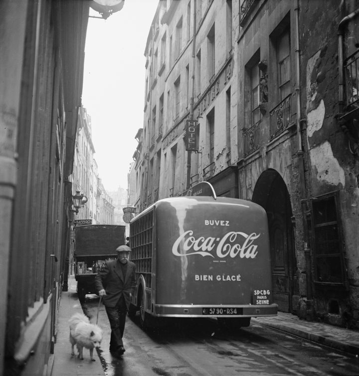 Une camionnette Coca-Cola dans les rues de Paris, en avril 1960. (MARK KAUFFMAN / THE LIFE PICTURE COLLECTION)