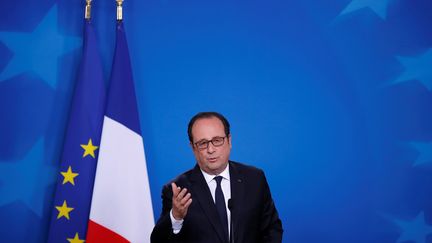 François Hollande s'exprime face à la presse après une réunion du Conseil européen consacrée au Brexit, le 29 avril 2017, à Bruxelles (Belgique). (CHRISTIAN HARTMANN / REUTERS)