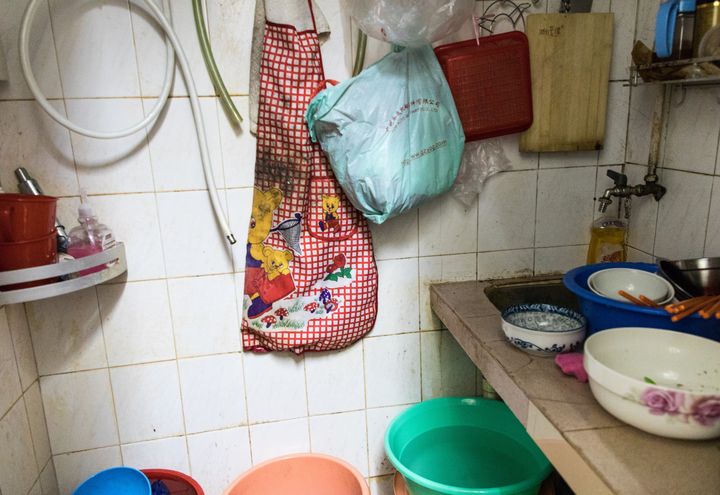 La cuisine et les toilettes de la famille Cheung à Hong Kong, le 19 juillet 2019. (ELISE LAMBERT / FRANCEINFO)