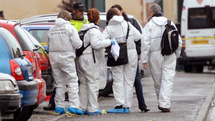 La police scientifique inspecte les alentours de l'immeuble o&ugrave; Mohamed Merah a &eacute;t&eacute; tu&eacute; lors d'un assaut du Raid, le 22 mars 2012 &agrave; Toulouse (Haute-Garonne).&nbsp;L'autopsie de son corps a eu lieu le 23 mars 2012. (ERIC CABANIS / AFP)