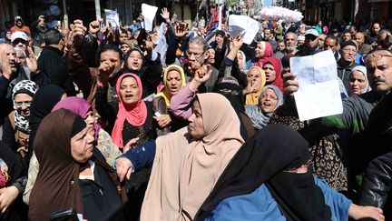 Des dizaines d'Egyptiens ont manifesté le 7 mars 2017 devant un bureau du gouvernement dans le centre-ville d'Alexandrie contre la décision du ministère de l'Approvisionnement de limiter la distribution de pain subventionné aux détenteurs d'un nouveau système de cartes numériques. (STR / AFP)