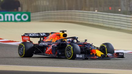 La monoplace Red Bull de Max Verstappen sur le circuit de Bahreïn, en mars 2021. (GIUSEPPE CACACE / AFP)