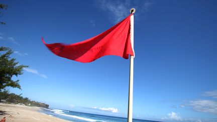 June 16, 2011 on the Boucan-Canot beach in Saint-Gilles de la Reunion on the French Indian Ocean island of La Reunion Sur l'&icirc;le de La R&eacute;union le 16 juin 2011, un drapeau rouge sur la plage de Boucan-Canot avertit du risque d'attaques. (AFP / RICHARD BOUHET)