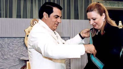 L'ex-pr&eacute;sident tunisien Ben Ali d&eacute;core Souha Arafat, &eacute;pouse du leader palestinien Yasser Arafat, le 13 ao&ucirc;t 2001 &agrave; Tunis (Tunisie). (FETHI BELAID / AFP)